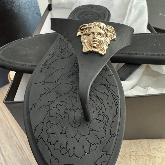 Versace, black sandals, with gold detail. SZ 7. - Picture 2 of 5